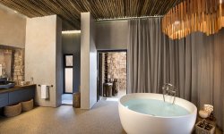 Matetsi-River-Lodge-Suite-Bath-3.jpg